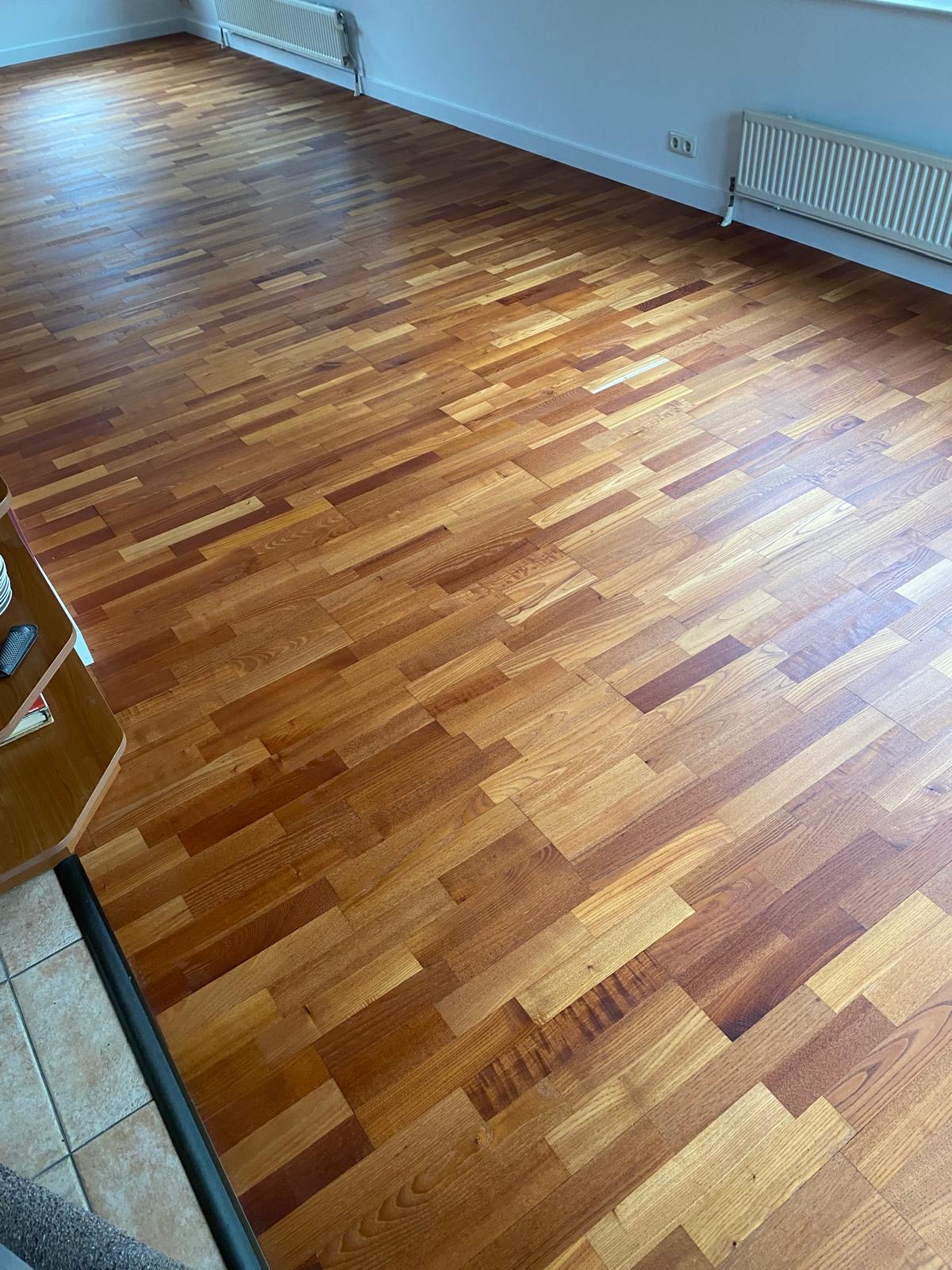 Houten vloer schuren en opnieuw afwerken, kleur verdiepen, glans verloren.JPG