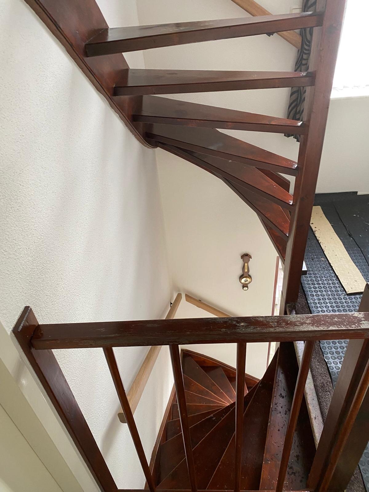 Vurenhouten open trap wordt eikenhouten open trap in Zaltbommel, Den Bosch, met nieuwe balustrade.jpg