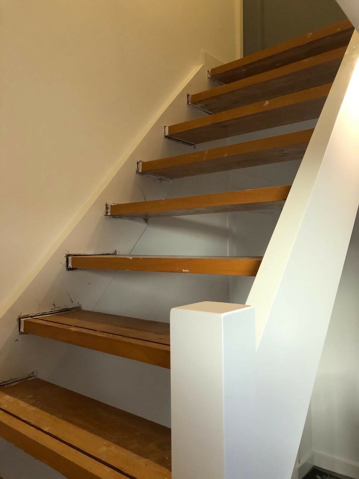 Open trap traprenovatie met zijwangen wit lederlook leerlook antraciet donkergrijs.jpg