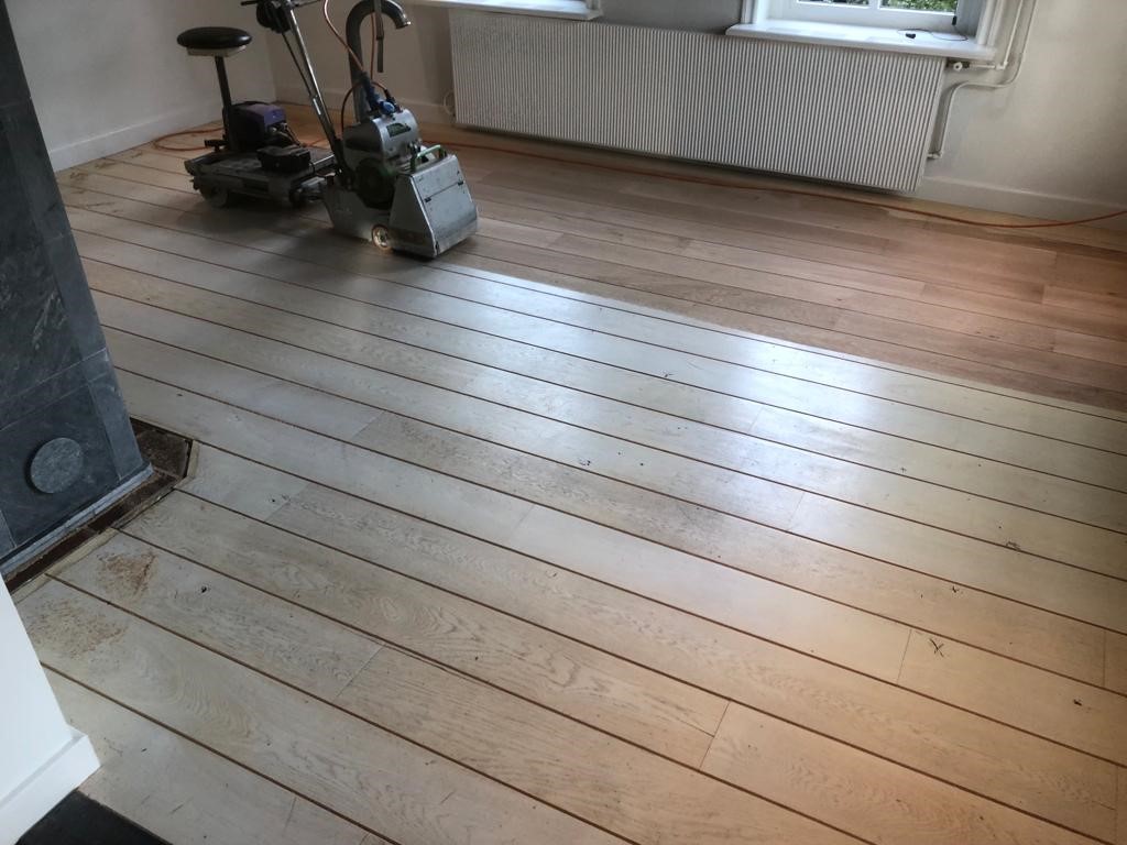 Dekkend wit geschilderde vloer verandert in warm eiken houtkleur Wijk en Aalburg.jpg