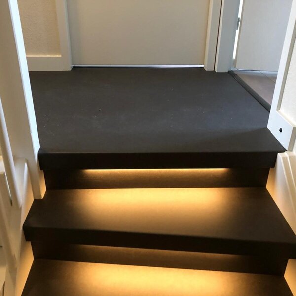 Luxury vinyl overzettreden, lederlook leerlook traprenovatie, zwart antraciet, donkergrijs, overloop, vloer LED-strips.jpg