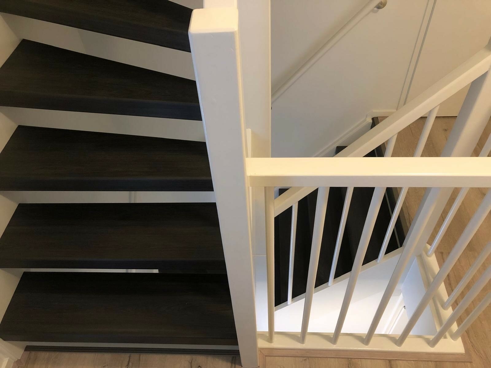 Open en dichte traprenovatie houtlook zwart antraciet HPL laminaat Breda Ulvenhout.jpg