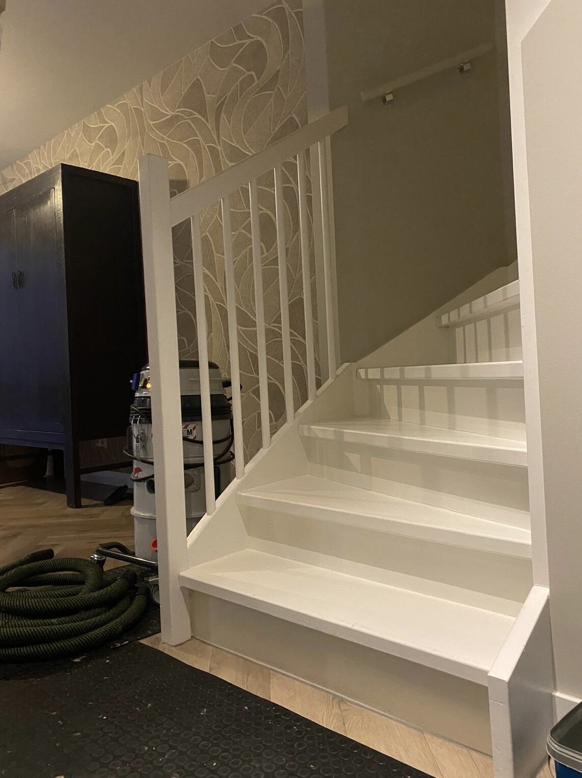 Zwart eiken Z-trap in hotelchique interieur.jpg