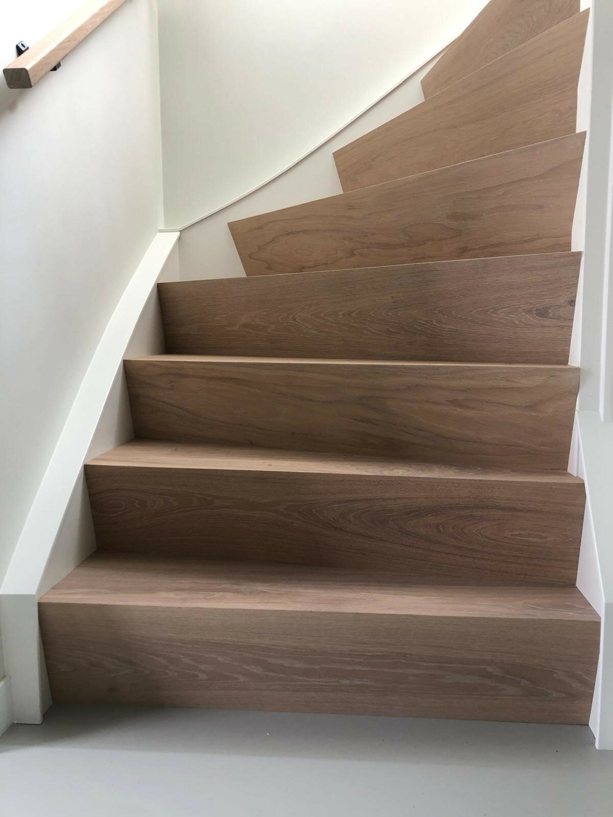 Noestvrij strak eiken hout Z-trap modern met gietvloer door traprenovatie Culemborg.jpg