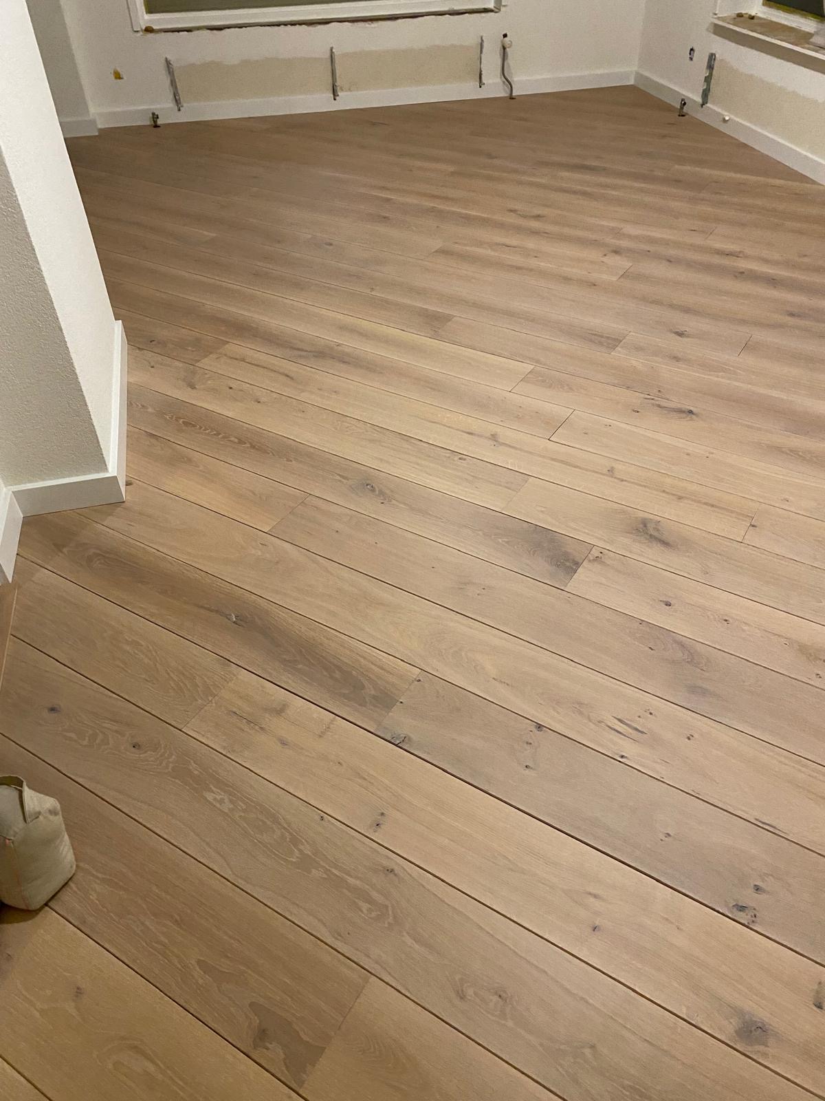 Vergeeld en verkleurd eiken schuren en met een lichtere kleur afwerken Zaltbommel.JPG