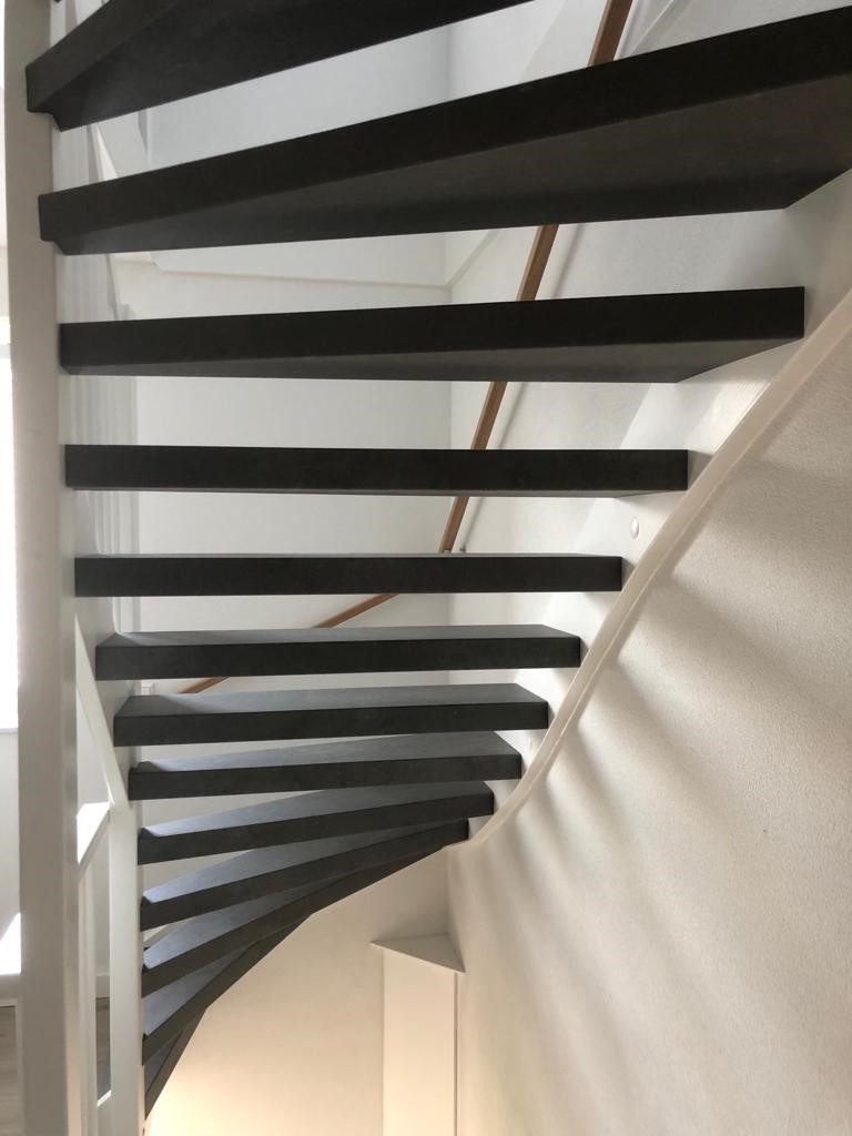 Open treden rondom bekleden met betonlook vinyl modern strak.jpg