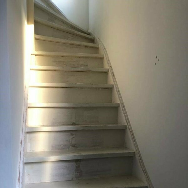 Zwart eiken traprenovatie ook overloop en trapspil en led.jpg