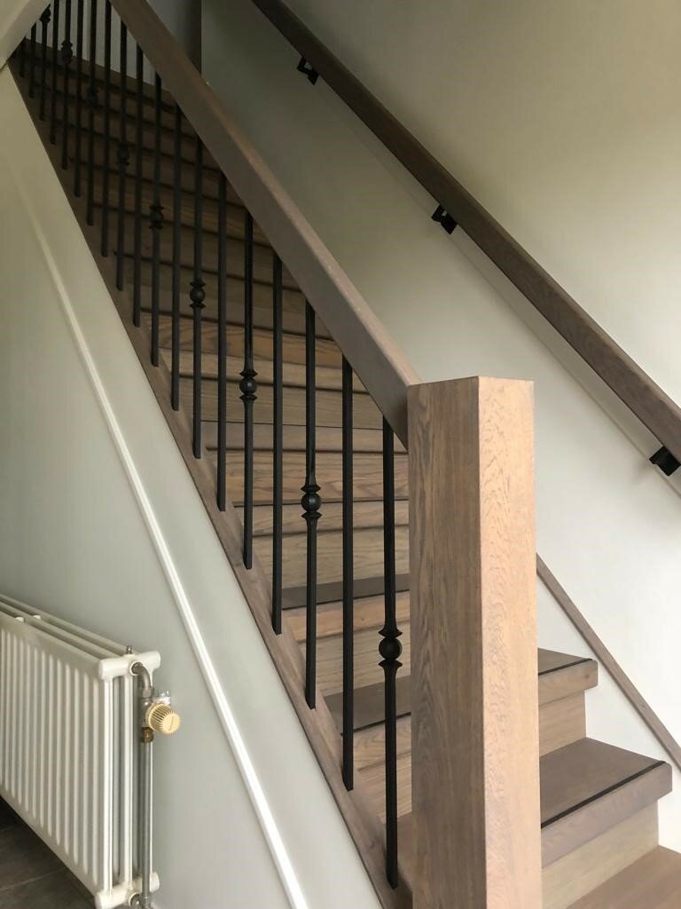 Eiken traprenovatie op maat gemaakt leuning en balustrade landelijke stijl.jpg
