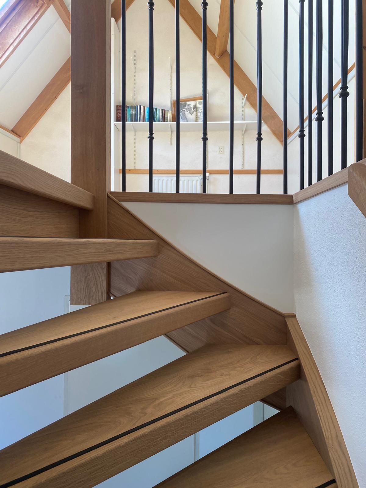 Eikenhouten traprenovatie in Zaltbommel met nieuwe balustrades en leuningen.jpg