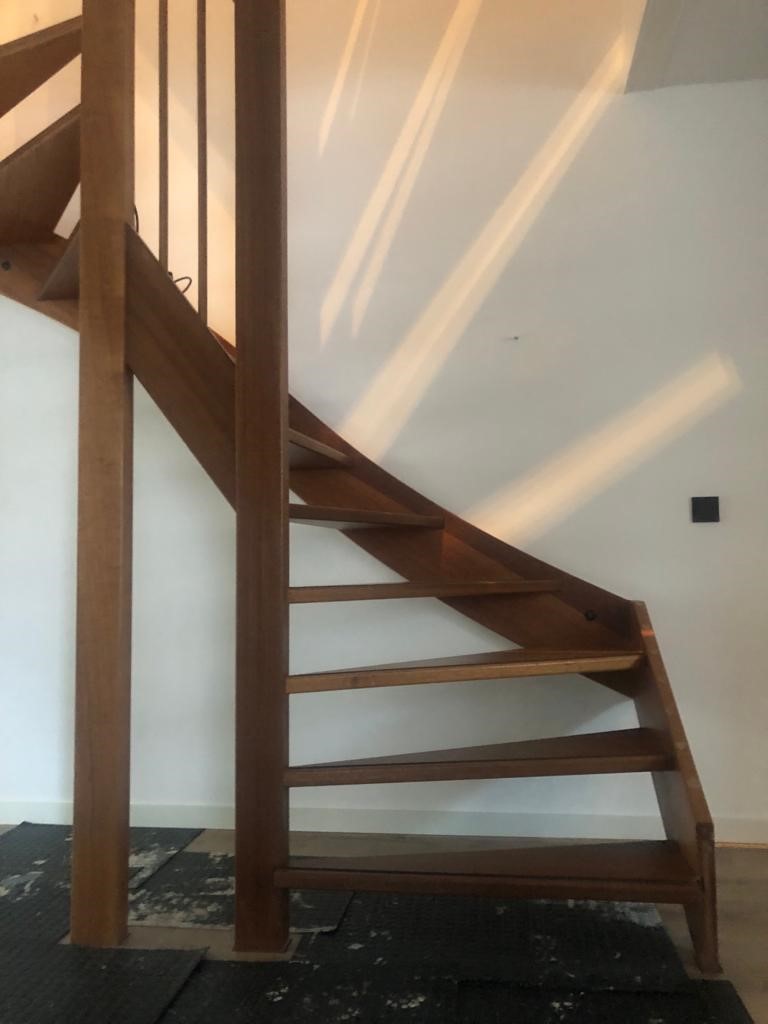 Eiken trap met zijwangen bekleden met zwart en eiken modern eigentijdse en strak.jpg