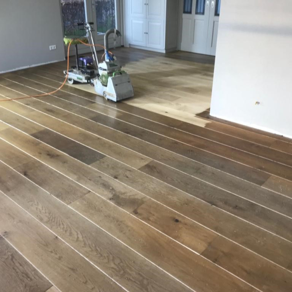 Donkere eiken vloer schuren en licht oliën in Gameren, Zaltbommel.jpg