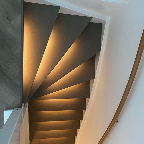 Greige lederlook leerlook traprenovatie in Esch met led verlichting op bewegingssensor.jpg