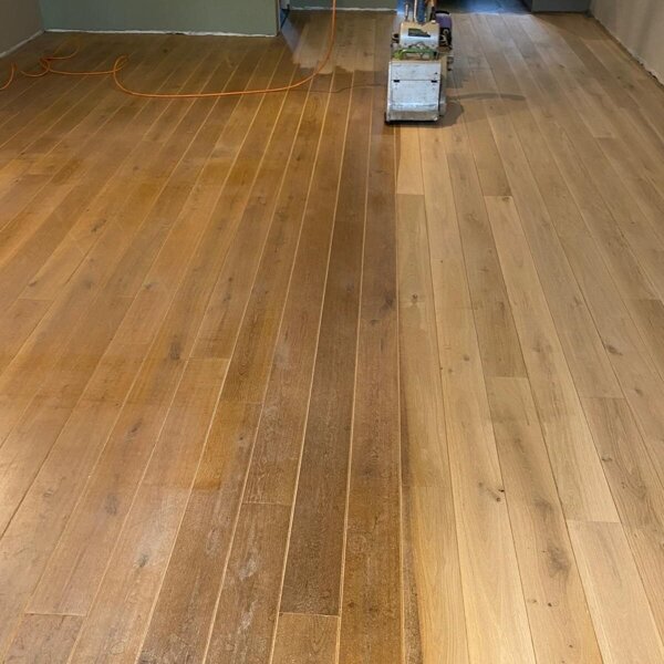 Eiken houten vloer met slijtage schuren en opknappen.jpg