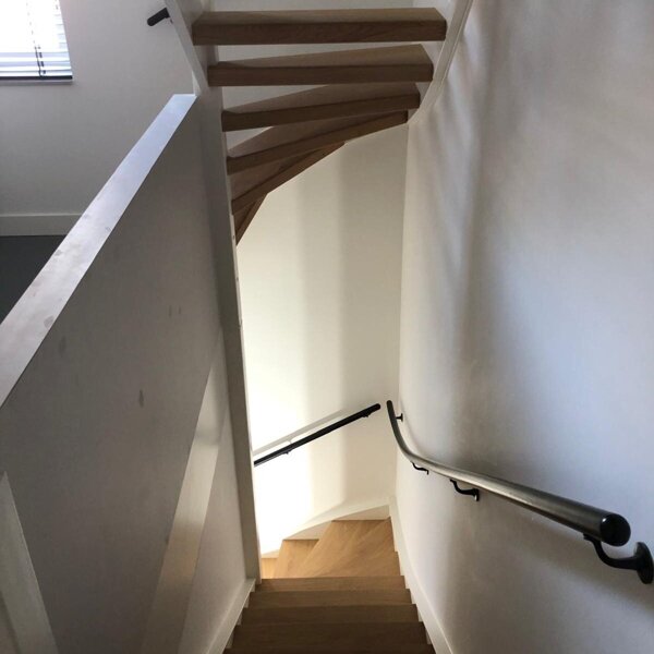 Z-trap en open trap in Gorinchem met zwart stalen gebogen leuningen.jpg