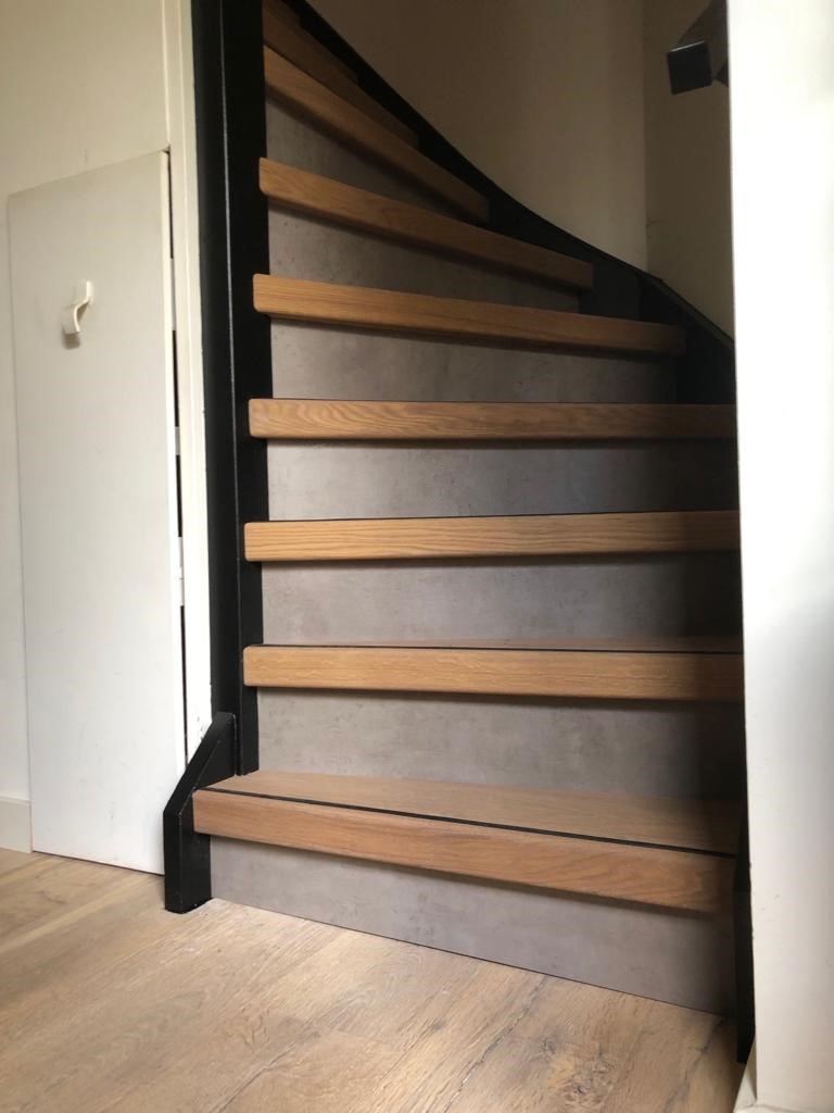 Betonlook, hout en zwart traprenovatie NA Waalwijk Drunen Vlijmen.jpg