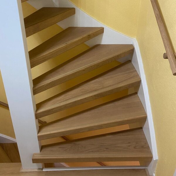 Open en dichte traprenovatie in eiken in Rosmalen met beige antislipprofiel