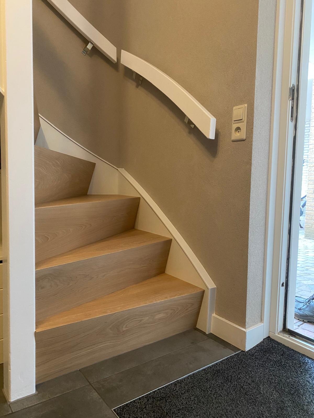Eiken overzettreden, stootborden, eiken traprenovatie, Z-traprenovatie, bloktrap, design traprenovatie Boxtel, Vught, Den Bosch