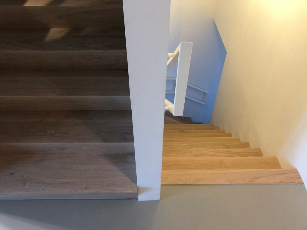Eiken Z-trap renovatie door overzettreden in Utrecht gietvloet warme hout met strak grijs.jpg
