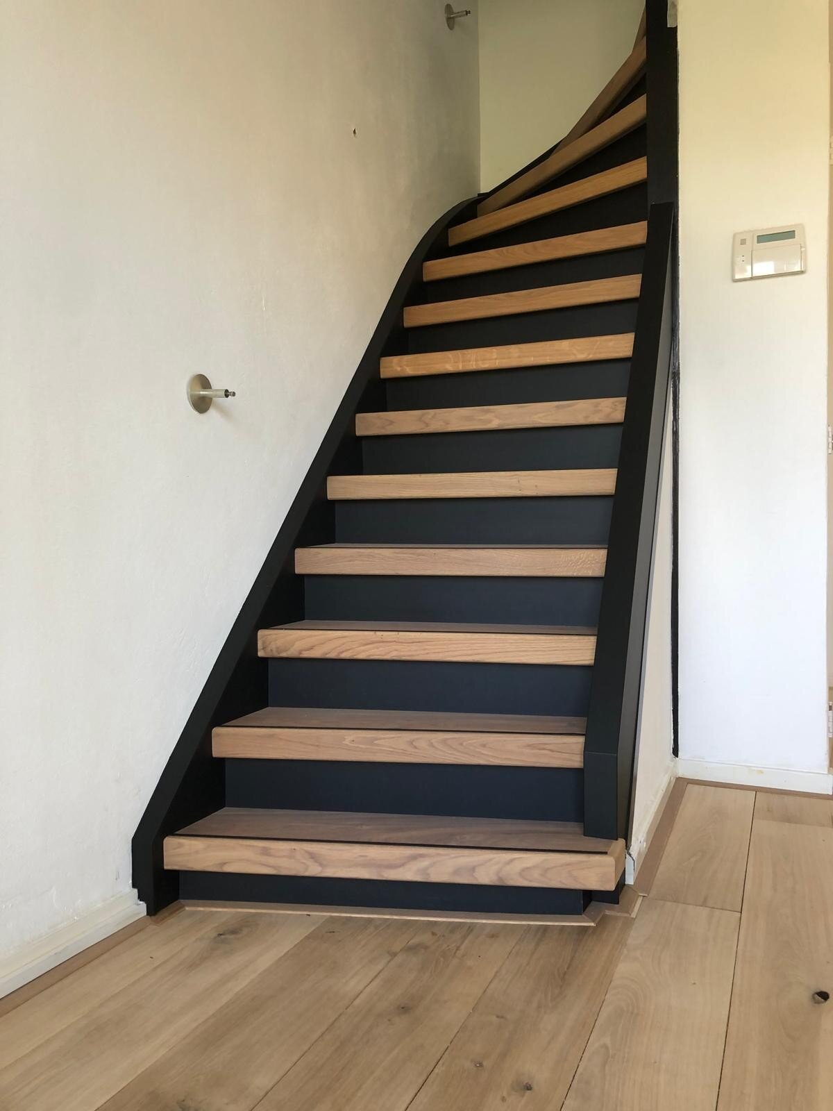 Eiken traprenovatie met zwarte stootborden en zijwangen Utrecht, De Meern, Vleuten, Den Bosch.jpg