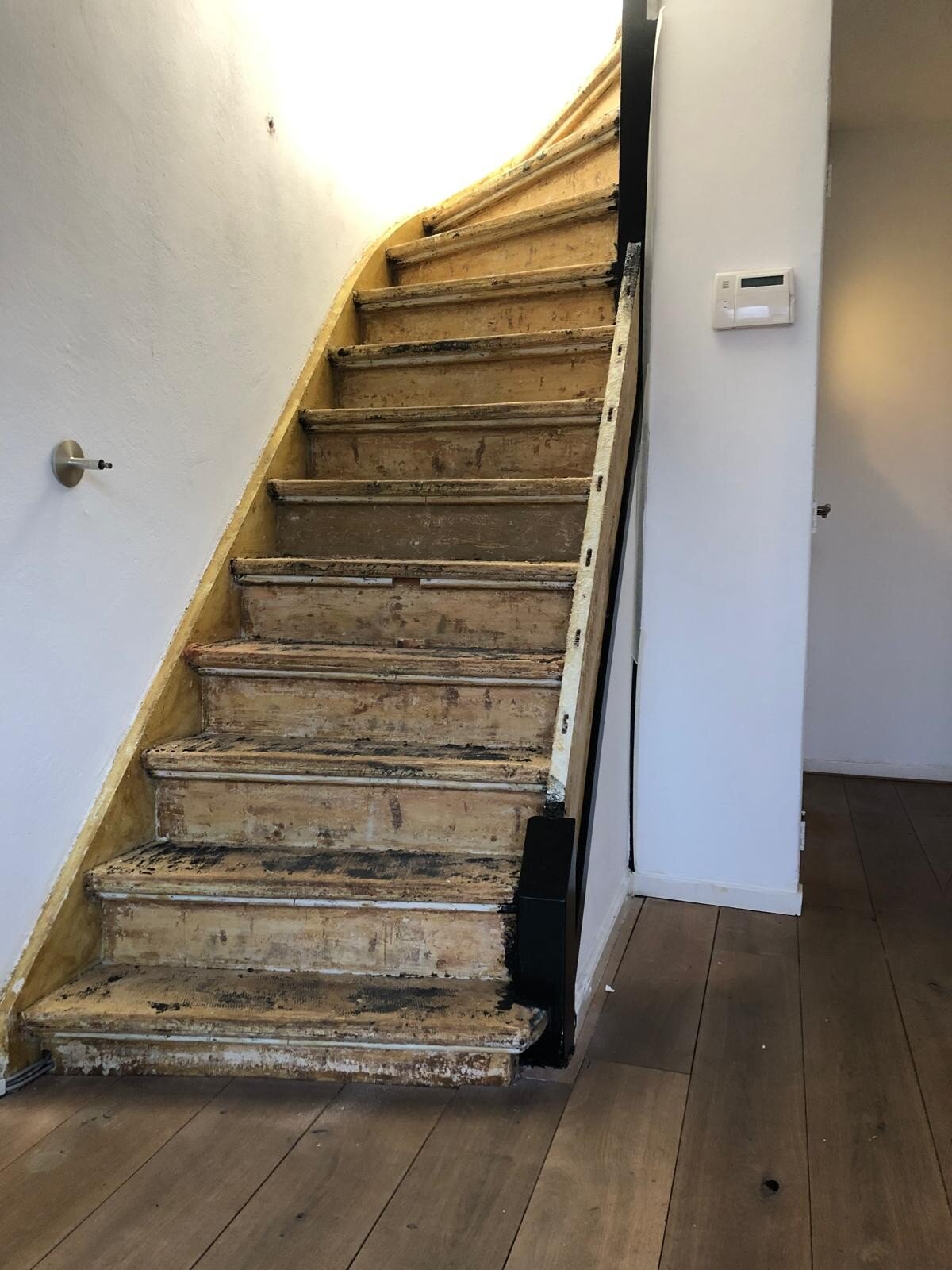 Eiken traprenovatie met zwarte stootborden en zwarte zijwangen Utrecht.jpg