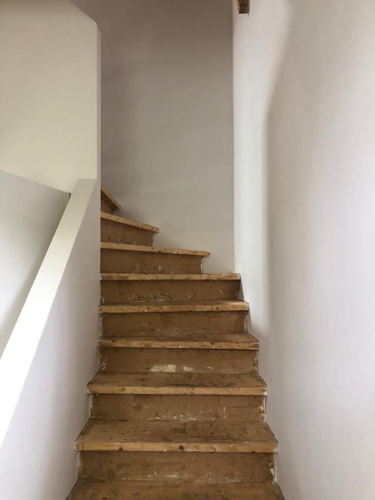 Oude trap met muurtje wordt Z-trap door traprenovatie met eiken.jpg