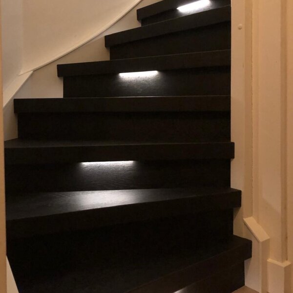 Zwarte houtlook traprenovatie met PVC vinyl Rosmalen Den Bosch.jpg