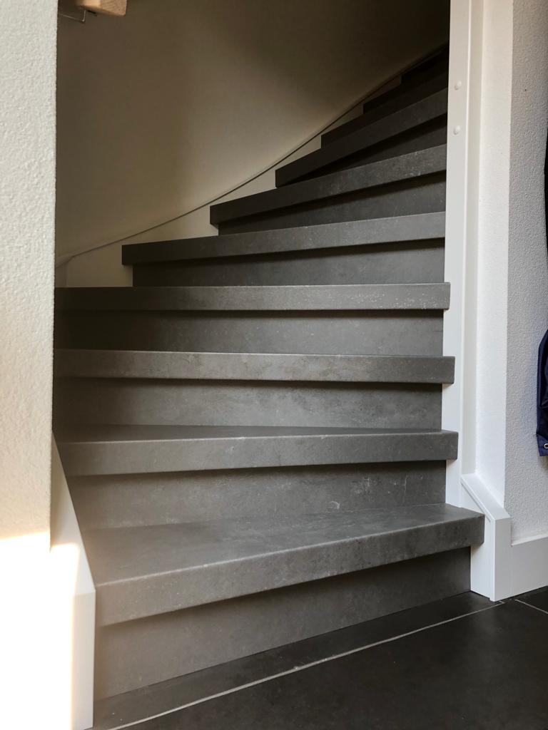 Luxury betonlook traprenovatie vinyl in Dongen donkergrijs met wit.jpg