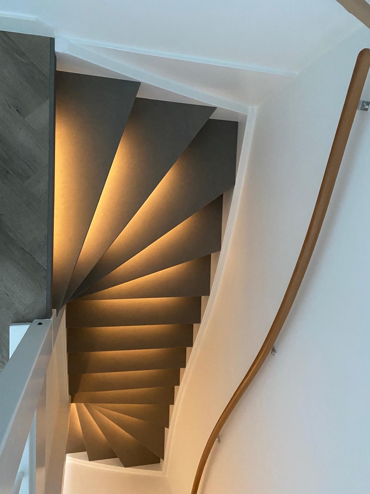 Greige lederlook leerlook traprenovatie in Esch met led verlichting op bewegingssensor.jpg