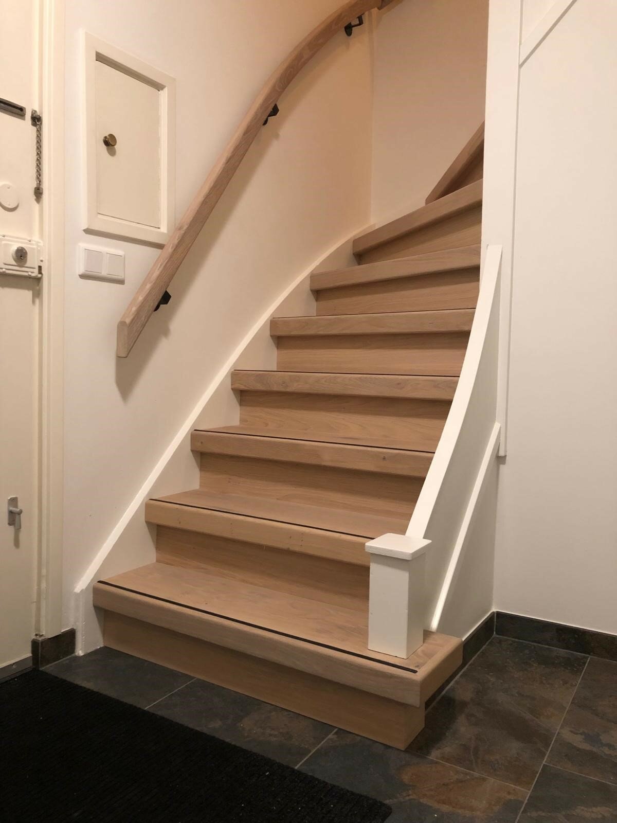 Eiken traprenovatie loper dichte trap met leuning brabant.jpg