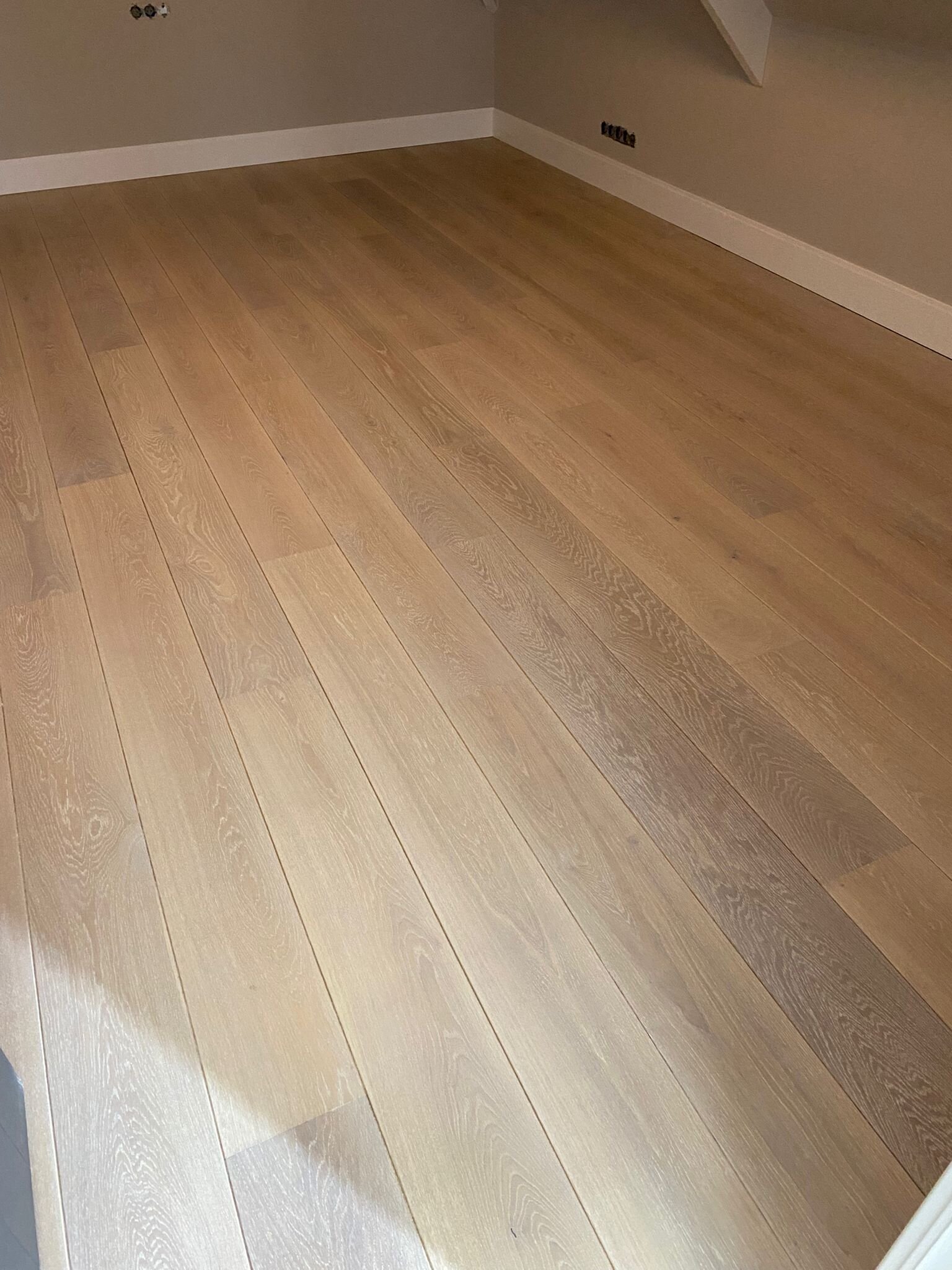 Eiken vloer met vlekken schuren en olien.jpg