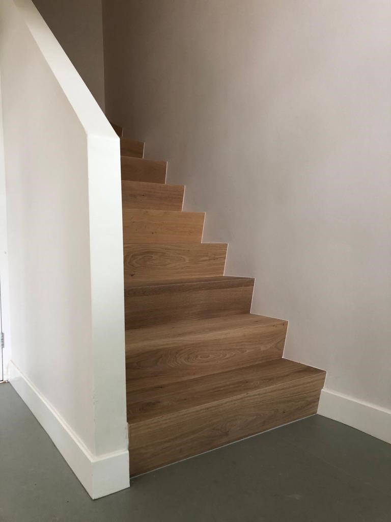 Zijaanzicht z-trap eiken overzettreden zonder zijwang naturel eiken traprenovatie.jpg