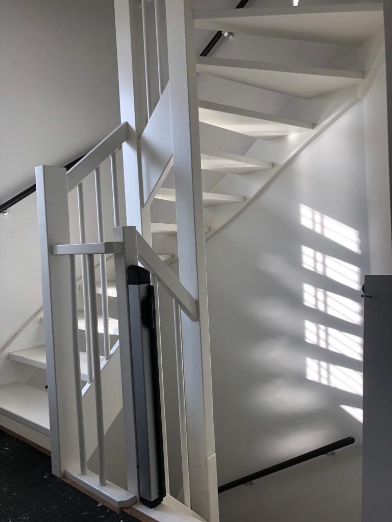 Open trap dichtmaken, witte zijwangen, stootborden, eiken overzettreden Rosmalen Den Bosch Vught.jpg