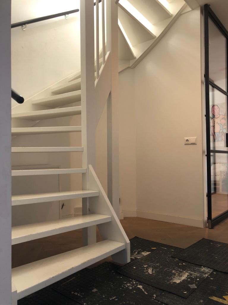 Open vuren trap wordt dichte trap met eiken overzettreden en trapkast met LED in Rosmalen.jpg