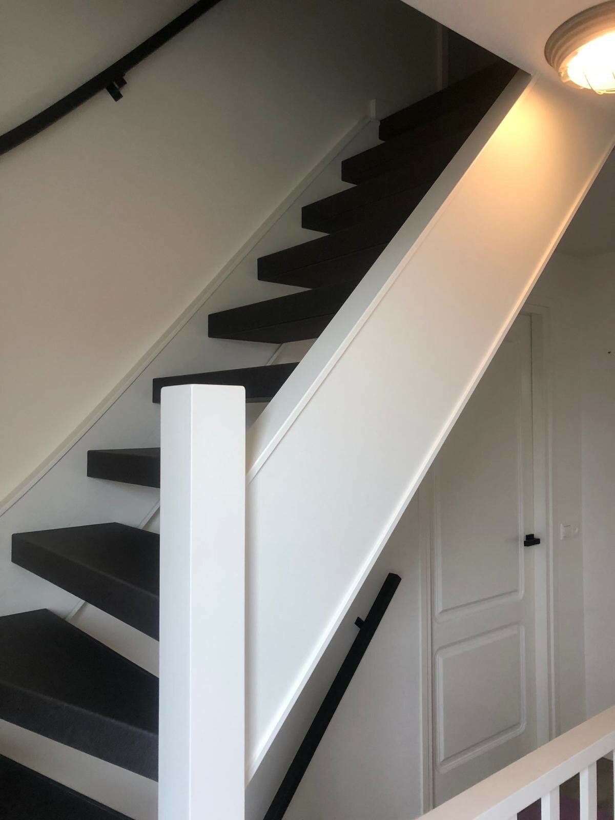 Open traprenovatie ook zijwangen zijkant lederlook leerlook zwart antractiet met wit Drunen Vlijmen Rosmalen.jpg
