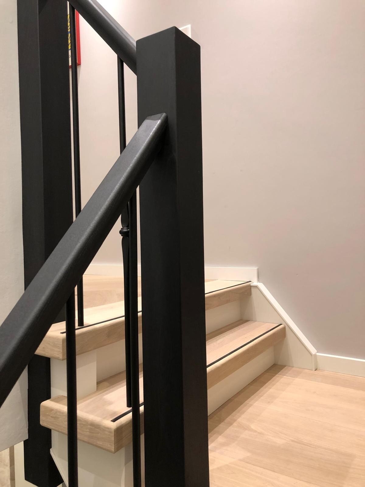 Eiken traprenovatie met nieuwe balustrade, whitewash eiken, naturel eiken, met antislip, zwarte balustrade, modern, Breda.jpg