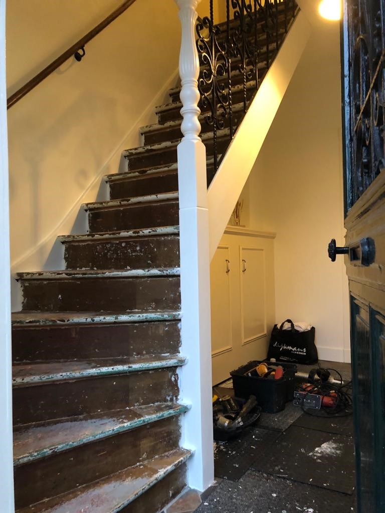 Eiken traprenovatie met witte stootborden.jpg