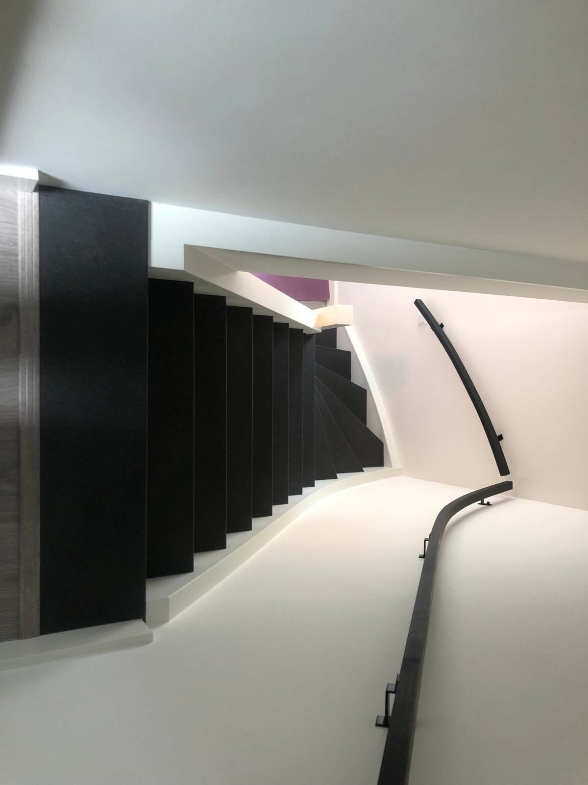 Betonlook traprenovatie vinyl luxury overzettreden open trap dichte trap maatwerk zwarte leuningen.jpg