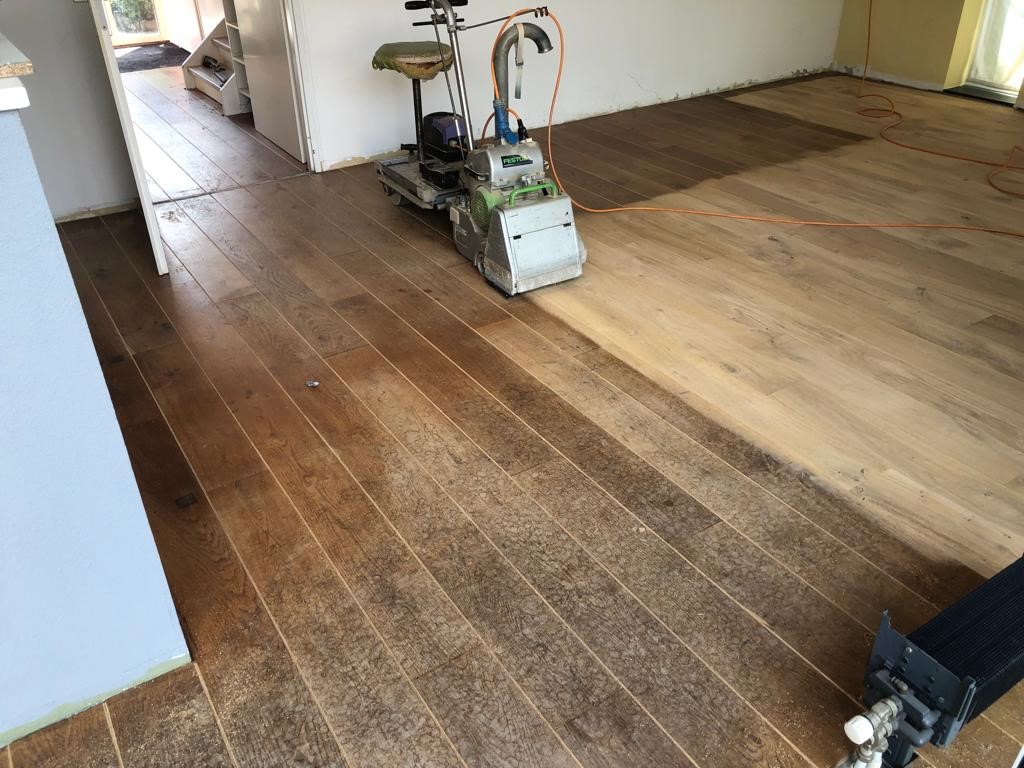 Versleten eiken houten vloer schuren en afwerken met olie vochtplekken Hedel Den Bosch Rosmalen.jpg