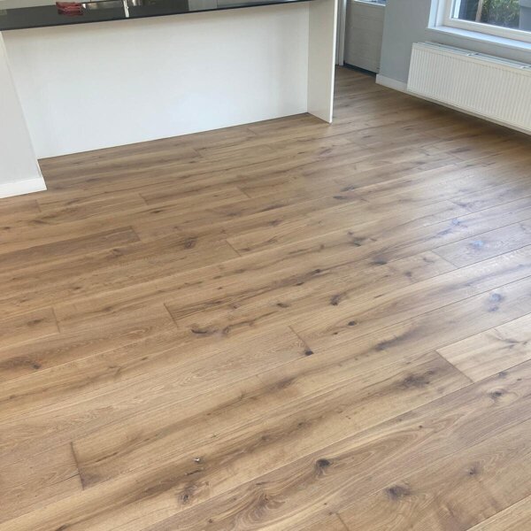 Eiken vloer van oranje geel naar licht eiken.jpg