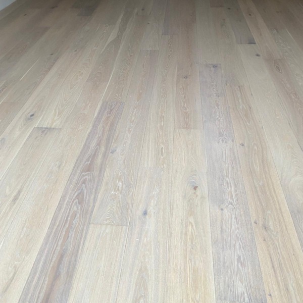 Eiken vloer met slijtagesporen, vlekken en kale plekken schuren en Utrecht.JPG