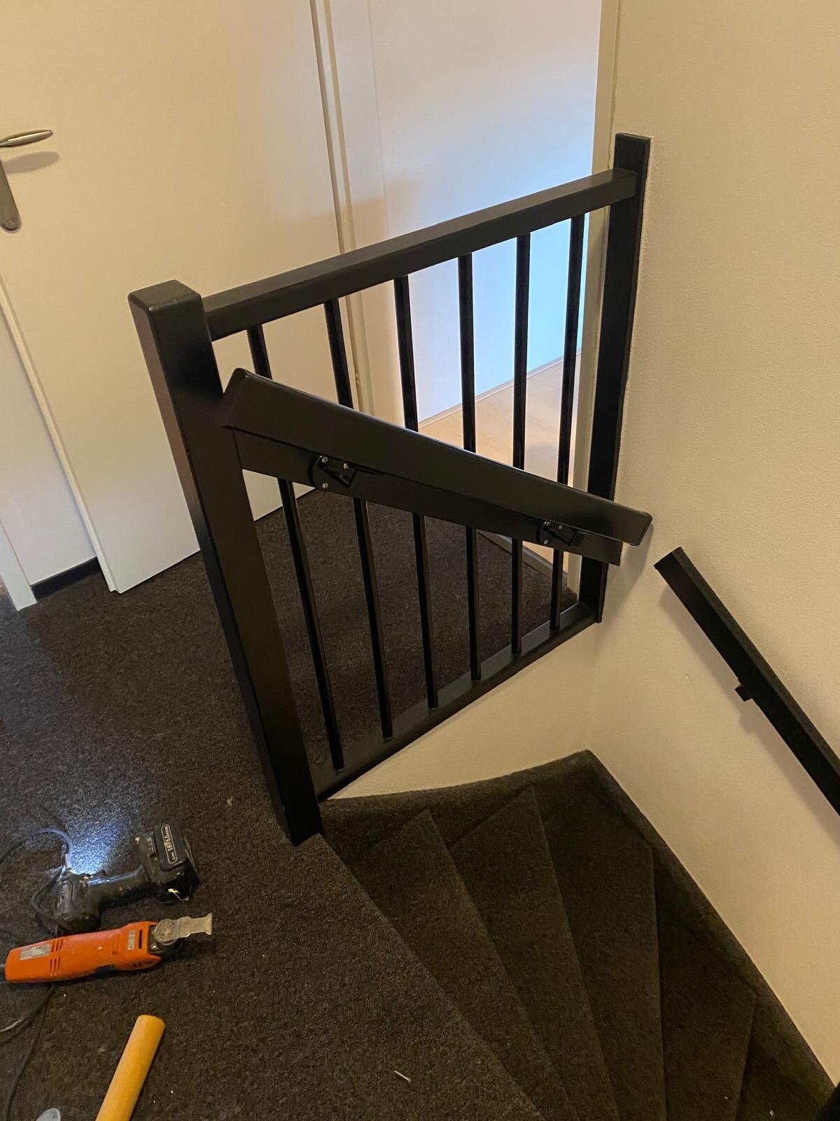 Vernieuwen van balustrade met eikenhout en zwarte spijlen