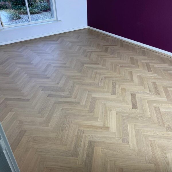 Eiken visgraat vloer in woonkamer schuren en lichter oliën Kerkdriel, Zaltbommel.jpg