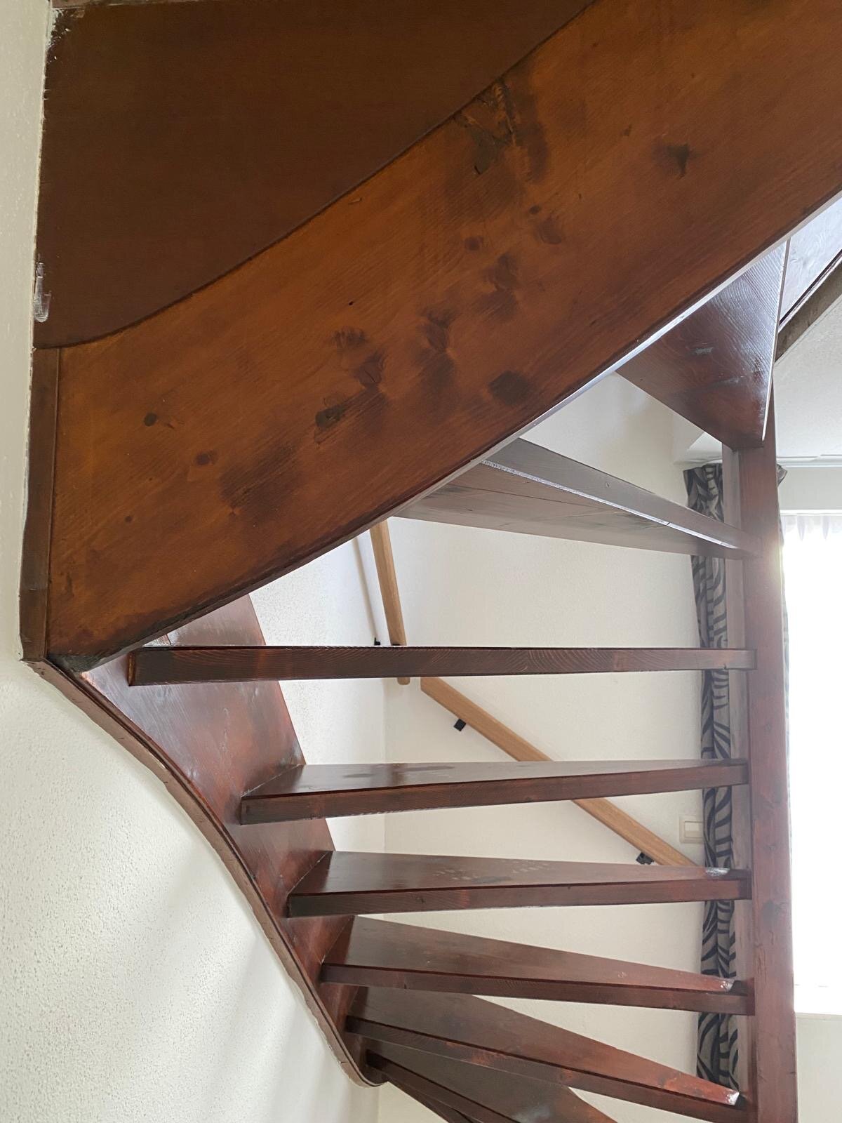 Vurenhouten trap voorzien van eikenhouten laag, eiken houten traprenovatie, open trap met balustrade in Zaltbommel.jpg