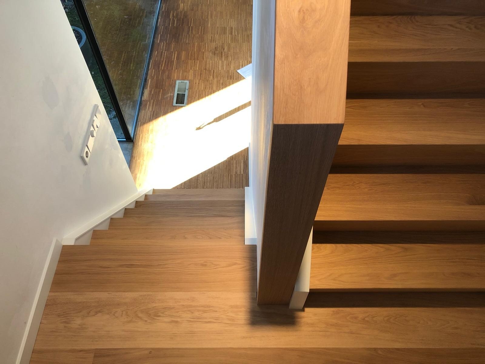 Eiken traprenovatie met bordes, plateau, Z-trap met zijwang Eindhoven Den Bosch.jpg