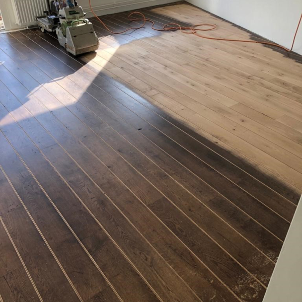 Eiken vloer schuren en in een rode kleur oliën Zaltbommel.jpg