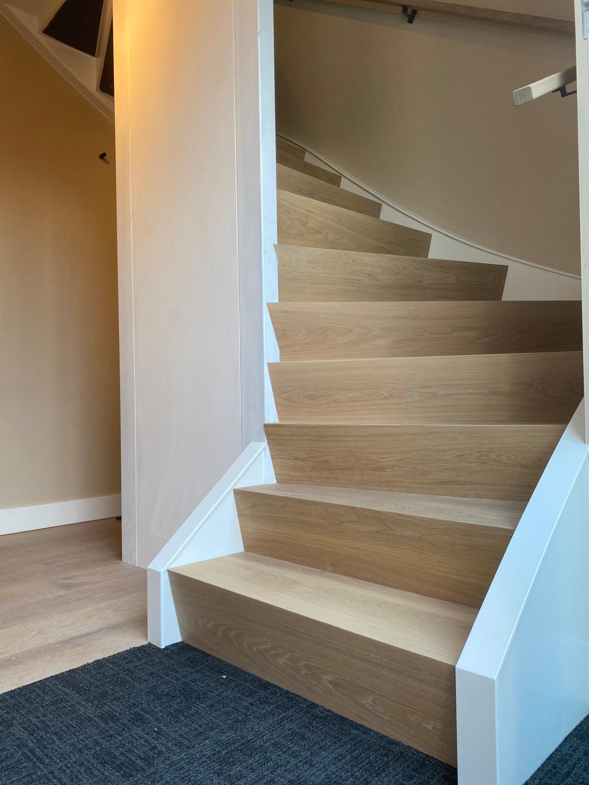 Open vurenhouten nieuwbouwtrap wordt eikenhouten Z-trap in Berkel-Enschot brabant.JPG