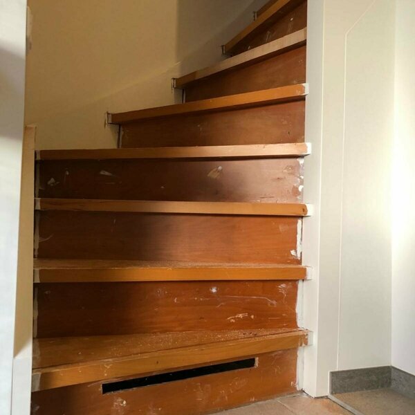 Traprenovatie strak antraciet zwart Vlijmen Drunen Den Bosch witte zijwang zijkant.jpg