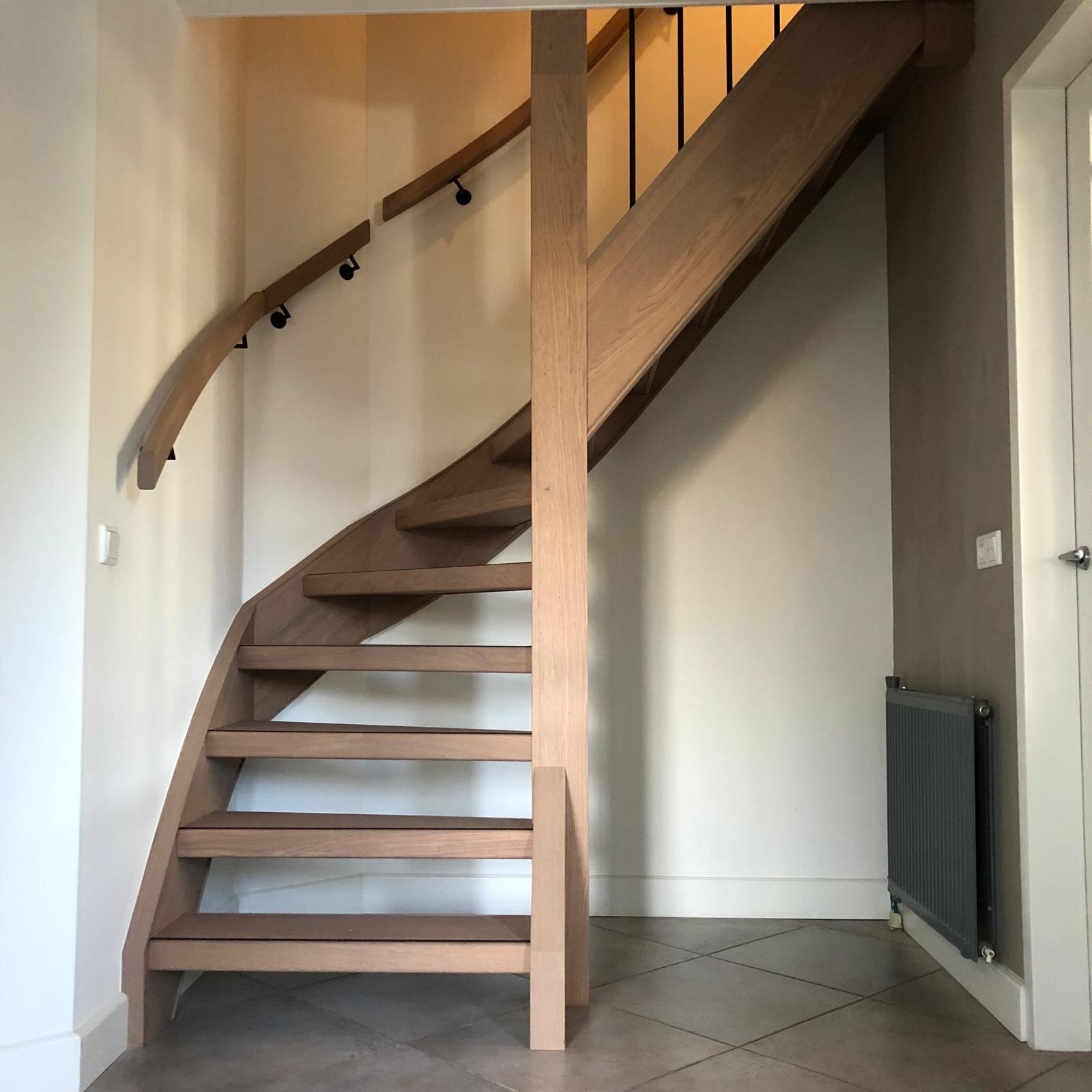 Eikenhouten traprenovatie landelijke stijl hardhouten trap wordt eikenhouten trap met nieuwe spijlen en leuningen balustrade waalwijk den bosch vlijmen drunen.jpg