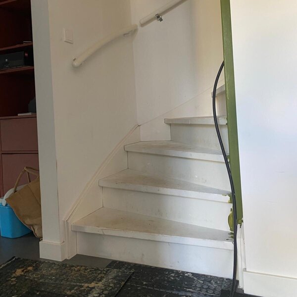 Bouwtrap wordt eiken bloktrap door design traprenovatie Z-overzettreden
