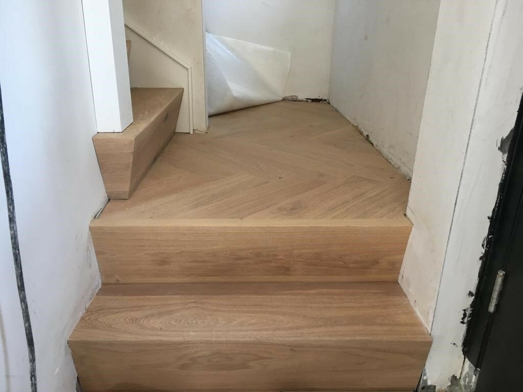 Eiken Z-trap met visgraat plateau naturel onbehandelde look Wijk en Aalburg Waalwijk Zaltbommel Den Bosch.jpg